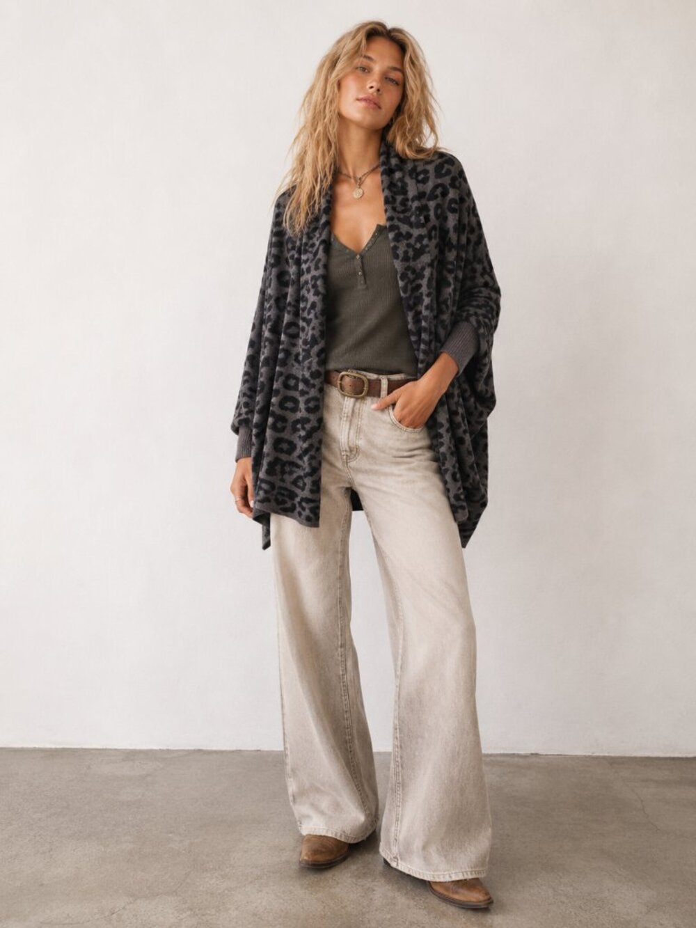 BAREFOOT DREAMS CozyChic Ultra Lite Leopard Blanket Wrap Carbon Black XS NWOT - Picture 4 of 10